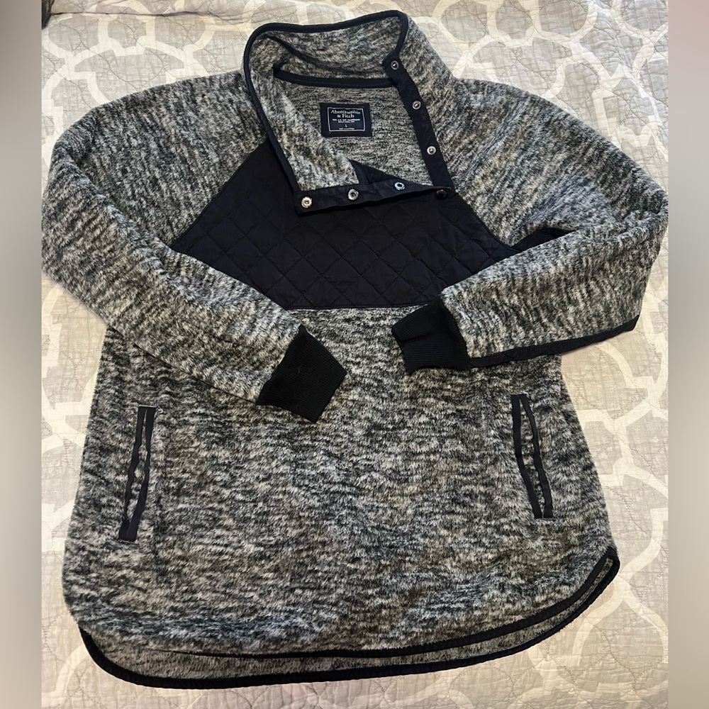 Abercrombie & Fitch asymmetrical snap-up fleece